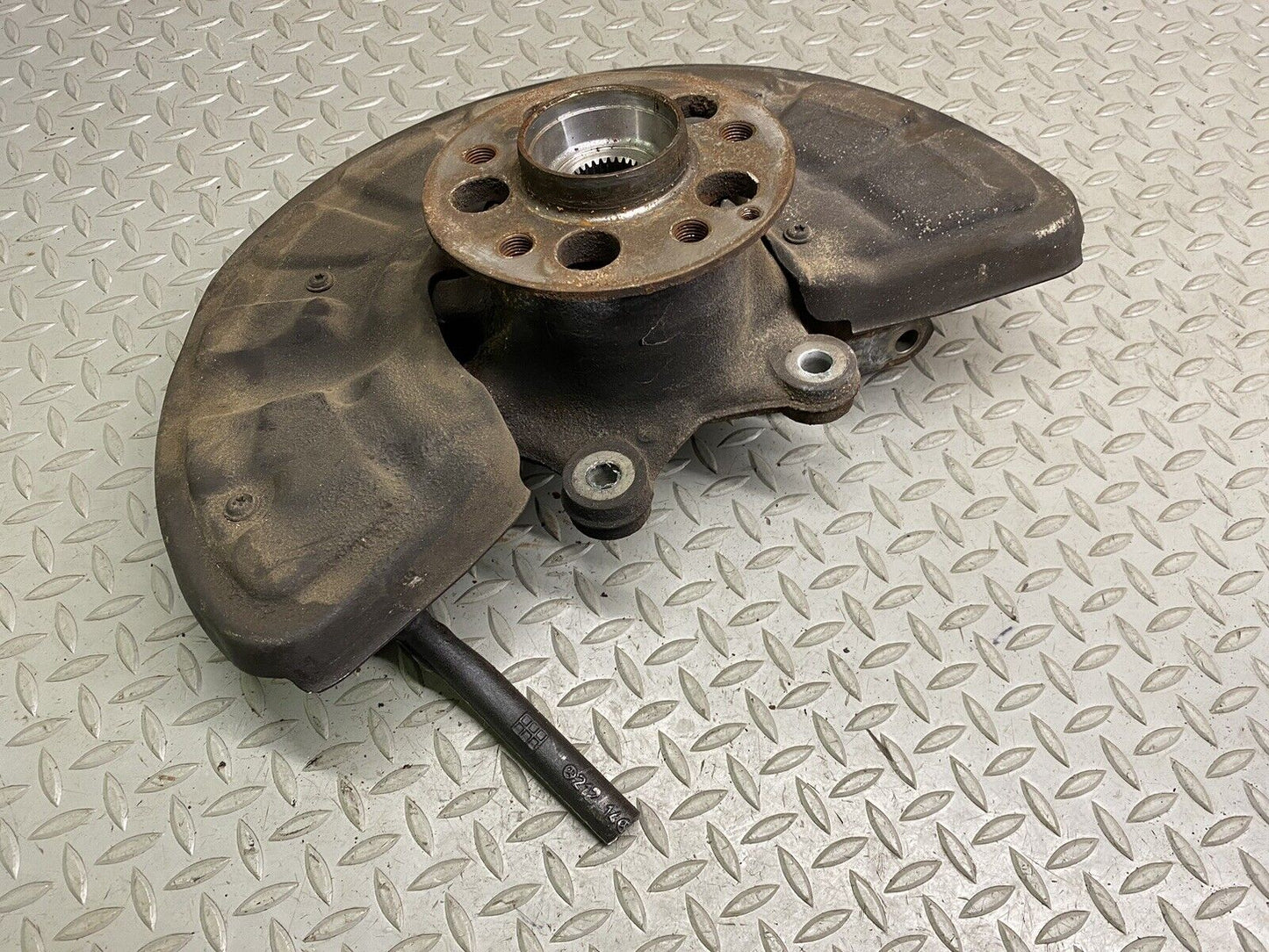 14-18 MERCEDES E63 CLS63 AMG (W212 W218) LEFT FRONT DRIVER SPINDLE KNUCKLE HUB