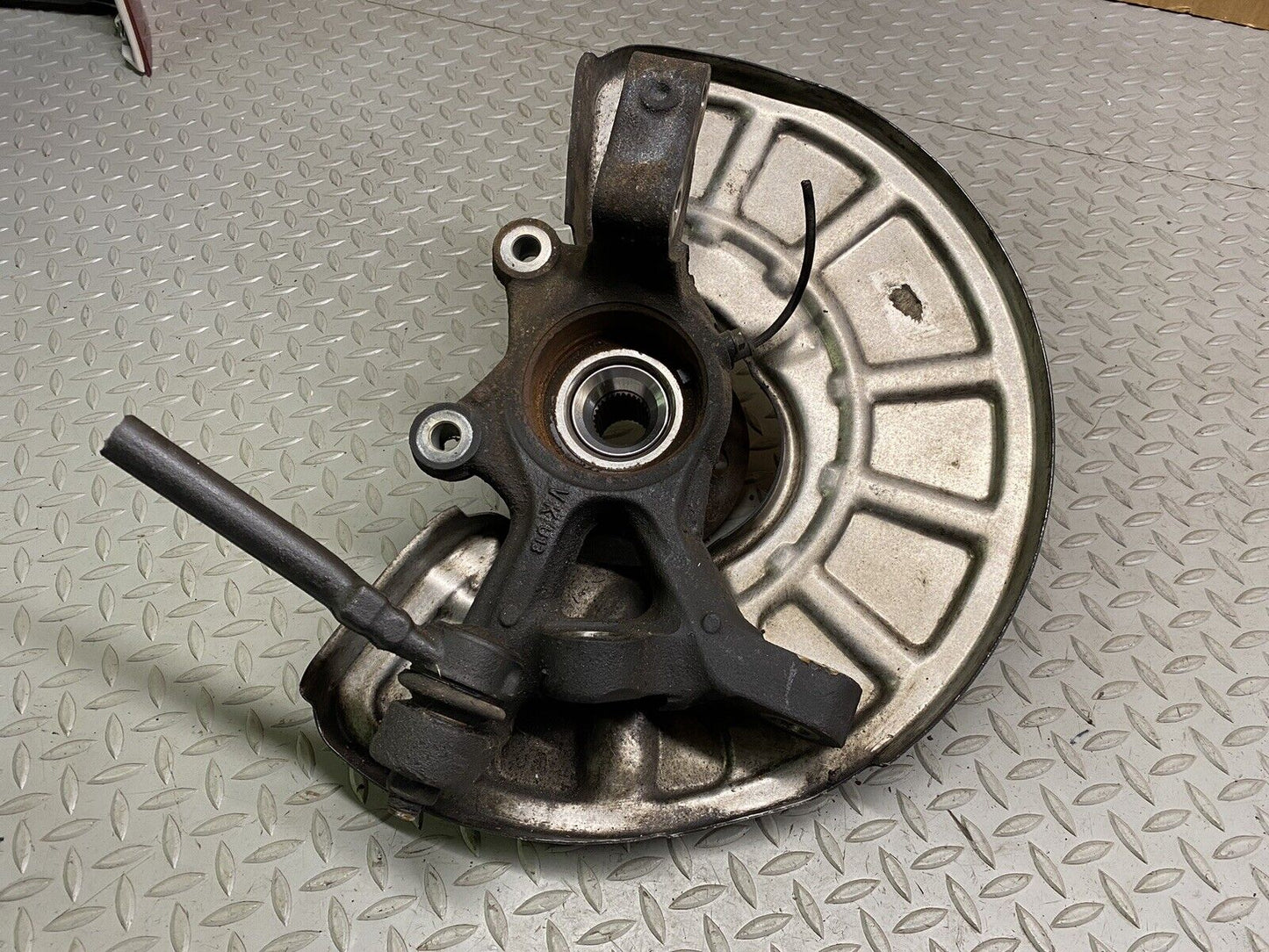 14-18 MERCEDES E63 CLS63 AMG (W212 W218) LEFT FRONT DRIVER SPINDLE KNUCKLE HUB