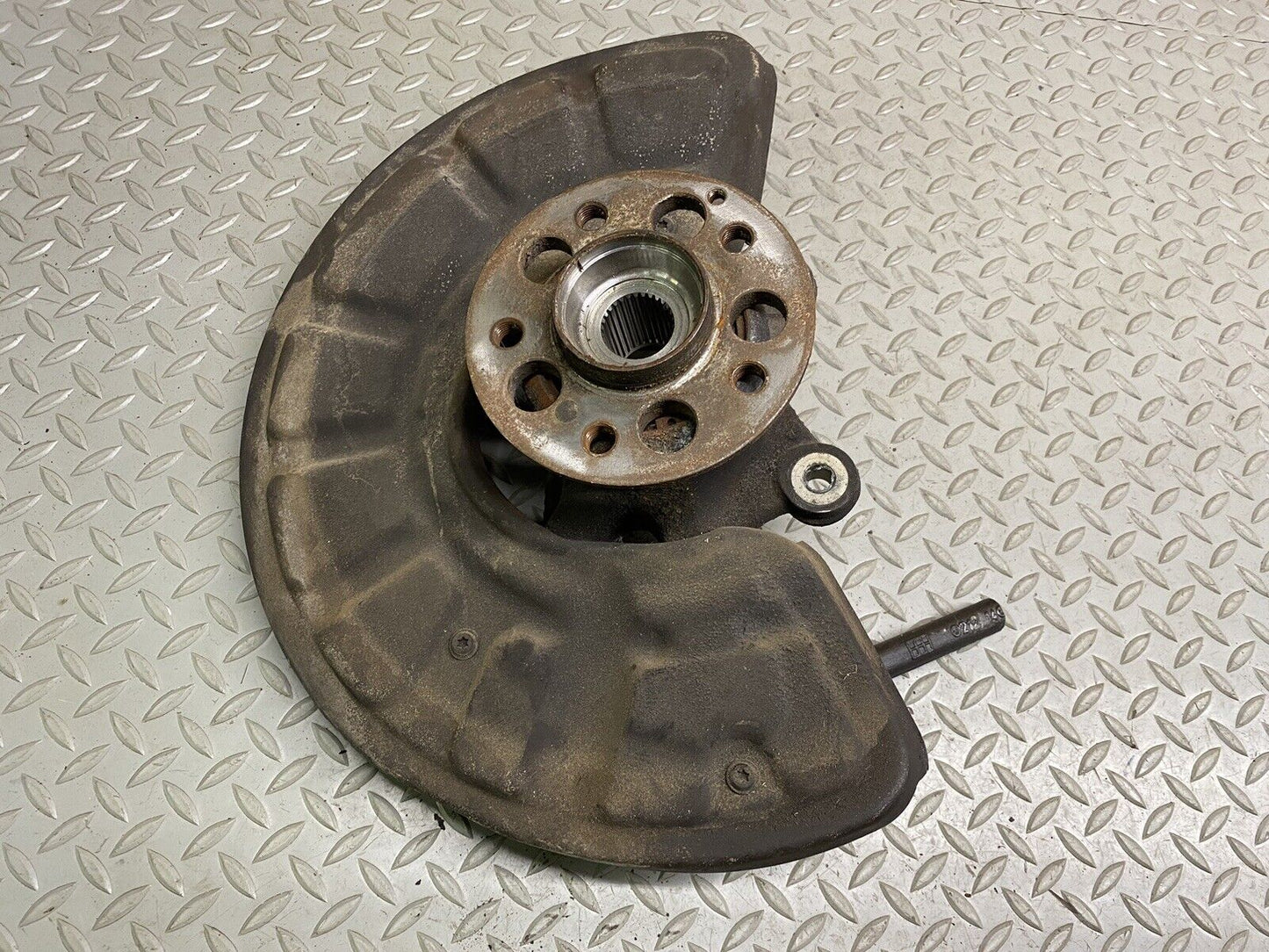 14-18 MERCEDES E63 CLS63 AMG (W212 W218) LEFT FRONT DRIVER SPINDLE KNUCKLE HUB