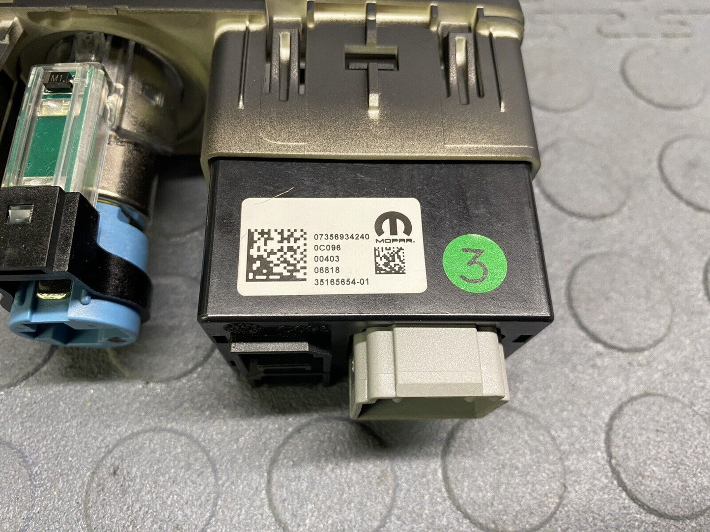 2015-2018 JEEP RENEGADE USB PORT AUX IN POWER OUTLET PLUG SWITCH OEM