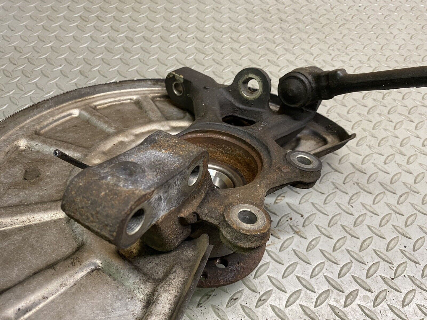 14-18 MERCEDES E63 CLS63 AMG (W212 W218) LEFT FRONT DRIVER SPINDLE KNUCKLE HUB