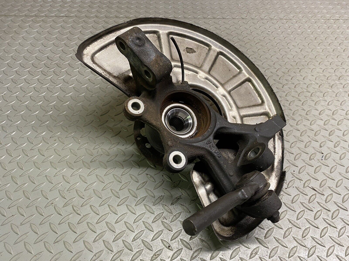 14-18 MERCEDES E63 CLS63 AMG (W212 W218) LEFT FRONT DRIVER SPINDLE KNUCKLE HUB