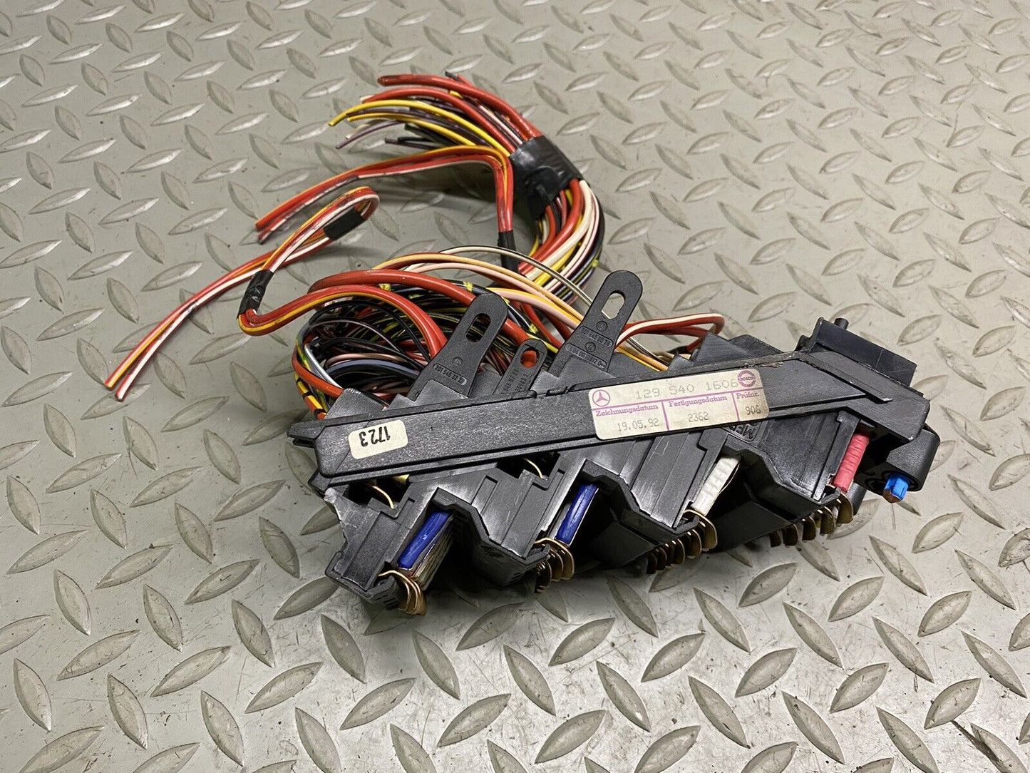 1990 - 1995 Mercedes R129 SL320 SL500 SL600 Front Fusebox OEM 1295401606