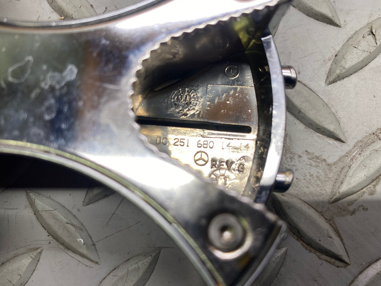 Mercedes W251 R350 R500 Center Console Cup Holder Divider Bottle Opener Bezel