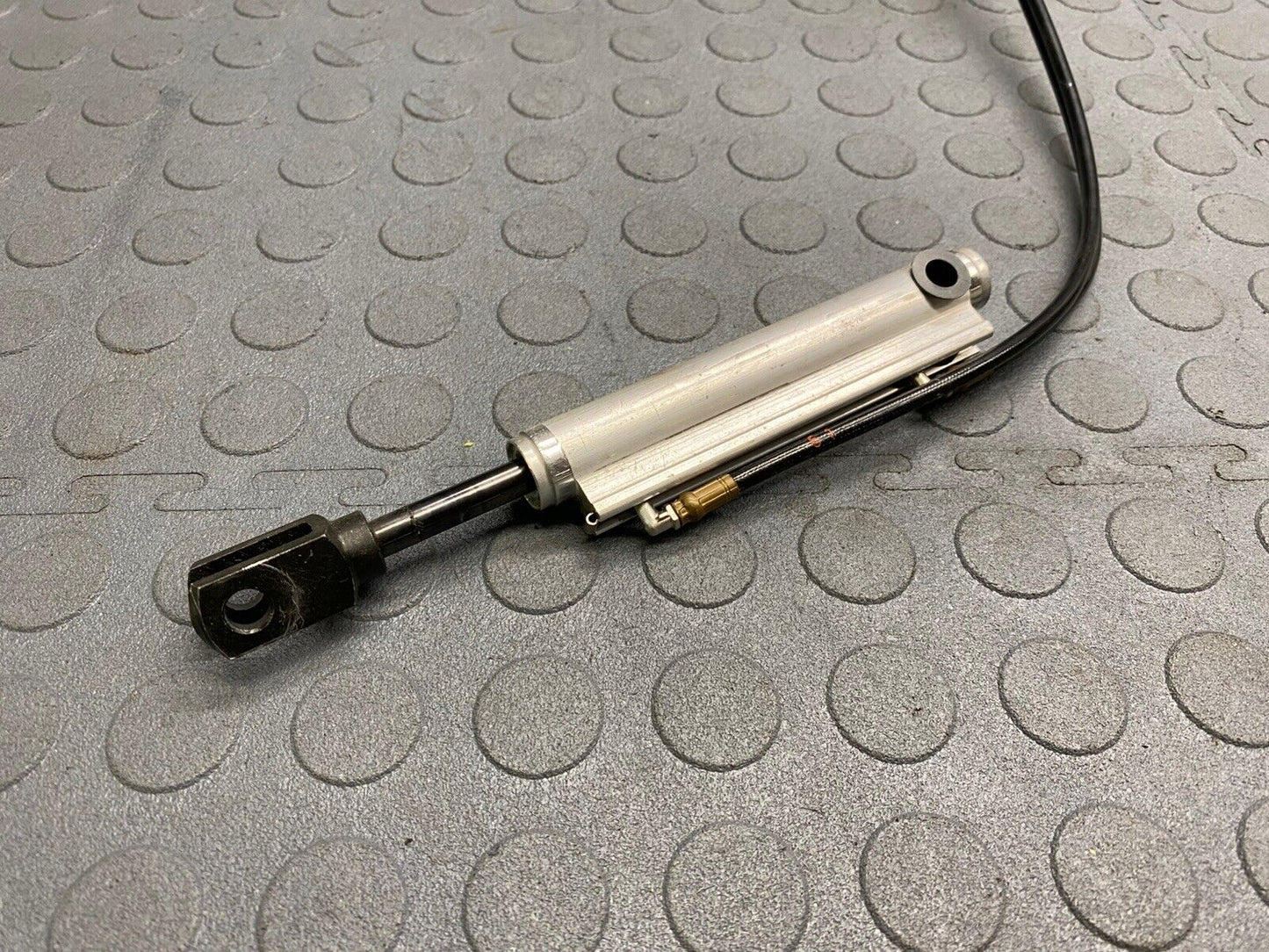 2004-2009 Cadillac XLR Tonneau Convertible Top Lift Cylinder with Lines 88957086
