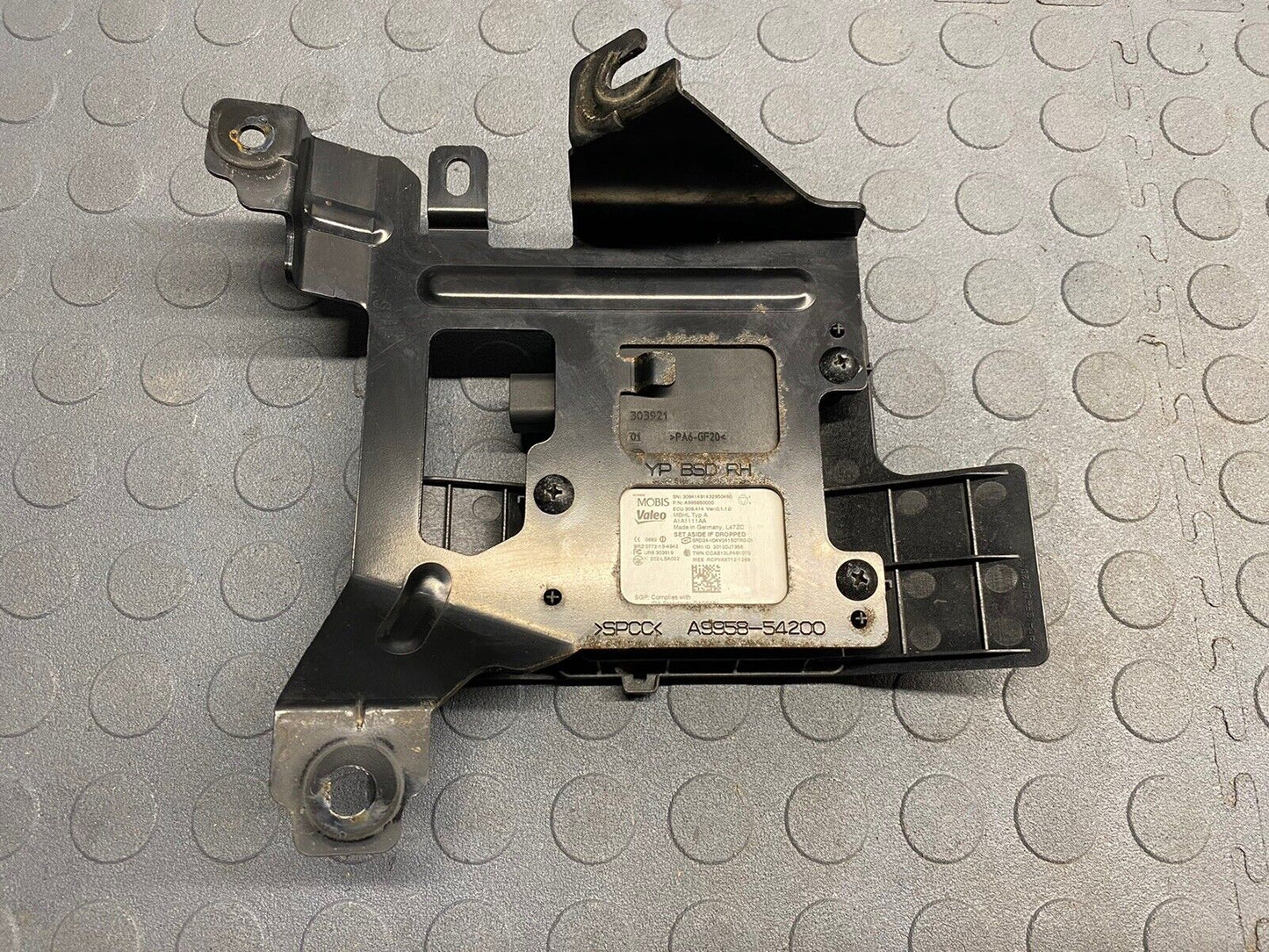 2015-2018 KIA SEDONA RIGHT PASSENGER BLIND ZONE SPOT RADAR 95811A9000 COMPLETE