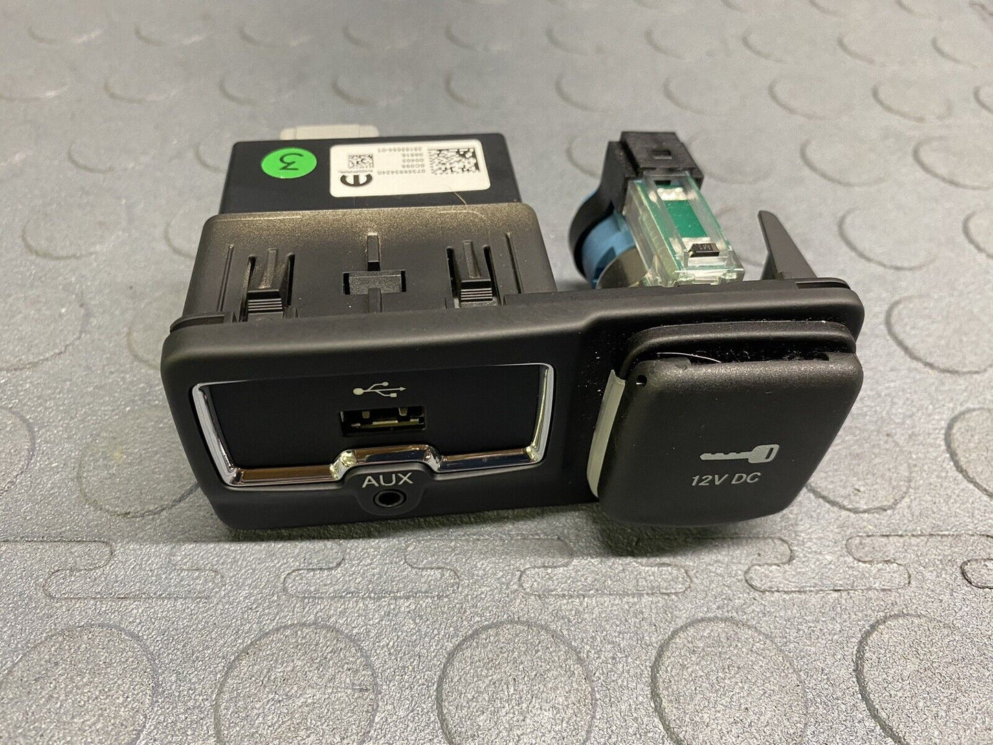 2015-2018 JEEP RENEGADE USB PORT AUX IN POWER OUTLET PLUG SWITCH OEM