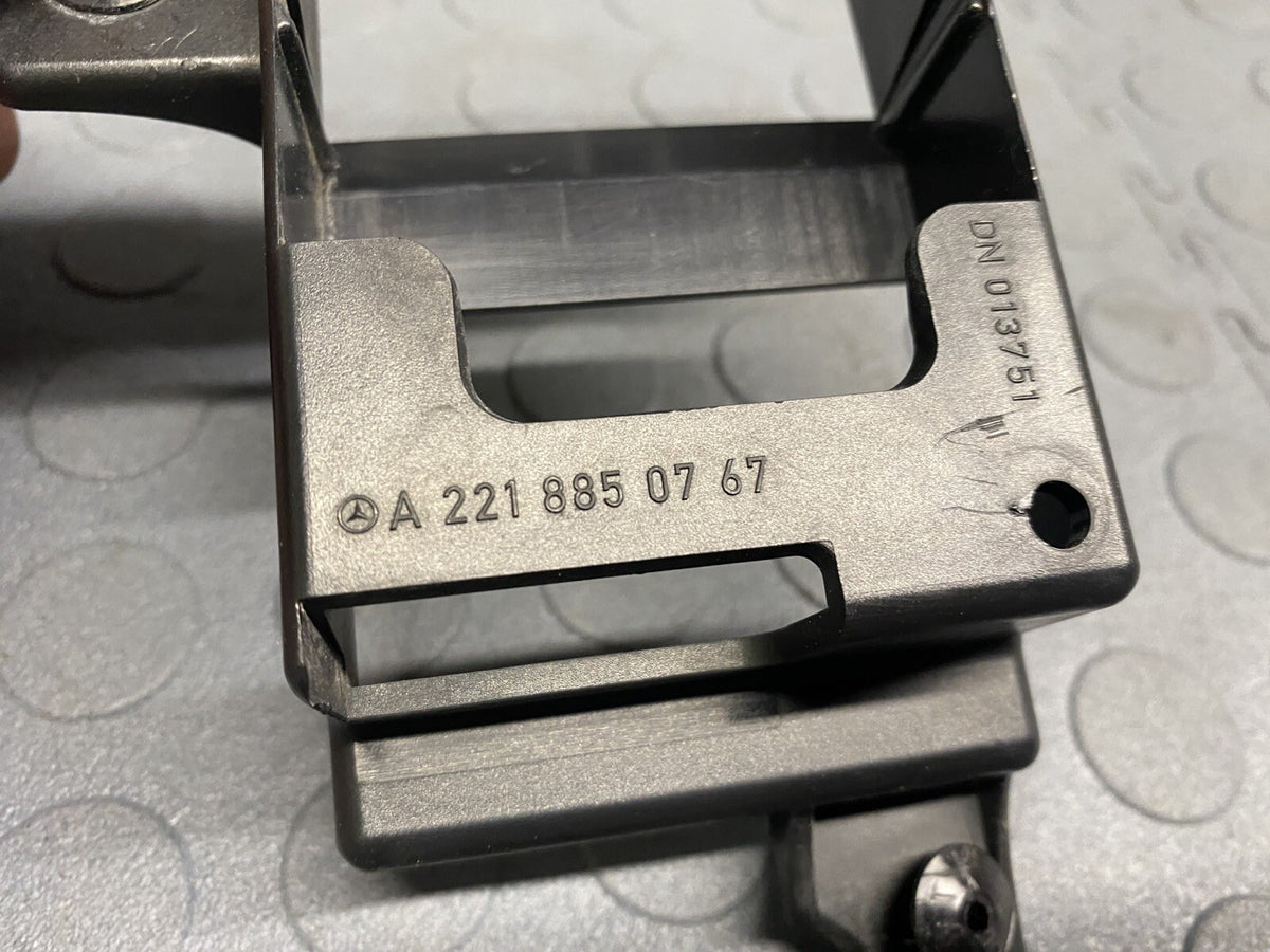 MERCEDES BENZ OEM W221 FRONT BUMPER SENSOR BRACKET 2218850767