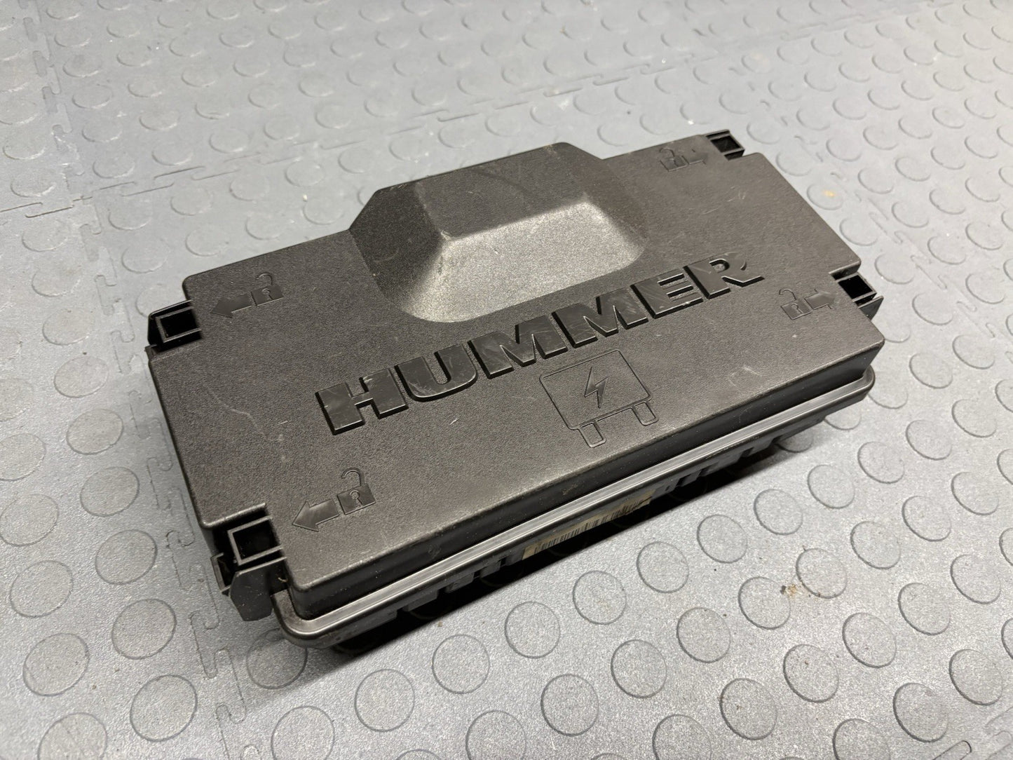 06 07 HUMMER H3 FRONT ENGINE COMPT FUSE RELAY JUNCTION BOX BLOCK OEM 15791564