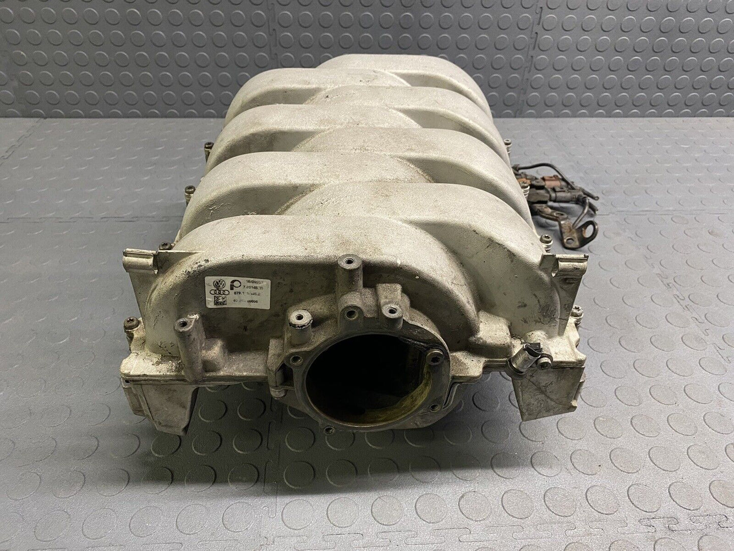 2007-2010 Audi A8 A8L S6 4.2L V8 Intake Manifold Plenum Assembly 079.133.185.AD