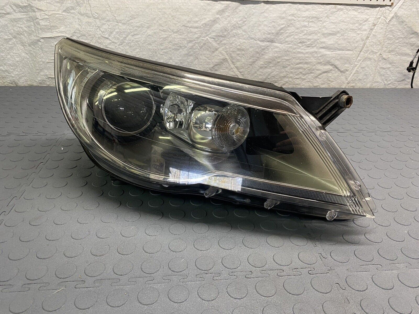 2009 - 2011 VW Tiguan Passenger RH Right Xenon HID Headlight AFS Headlamp