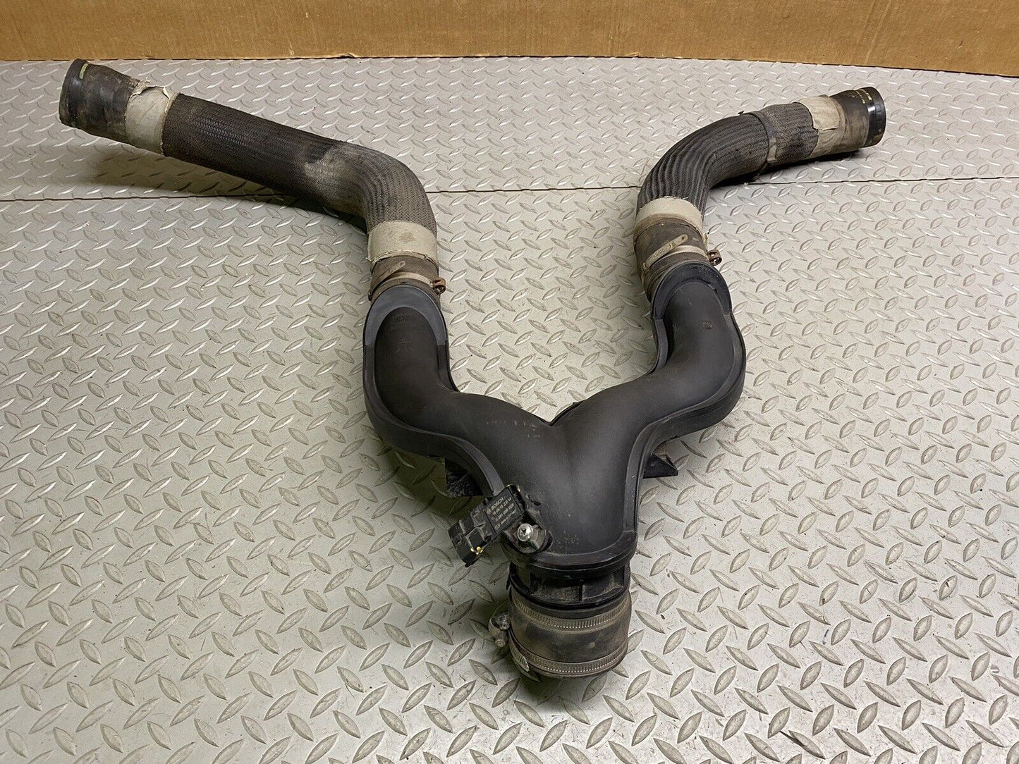 2017-2022 MASERATI LEVANTE 3.0L AIR INLET TUBE DUCT HOSE Y PIPE 670039138 OEM