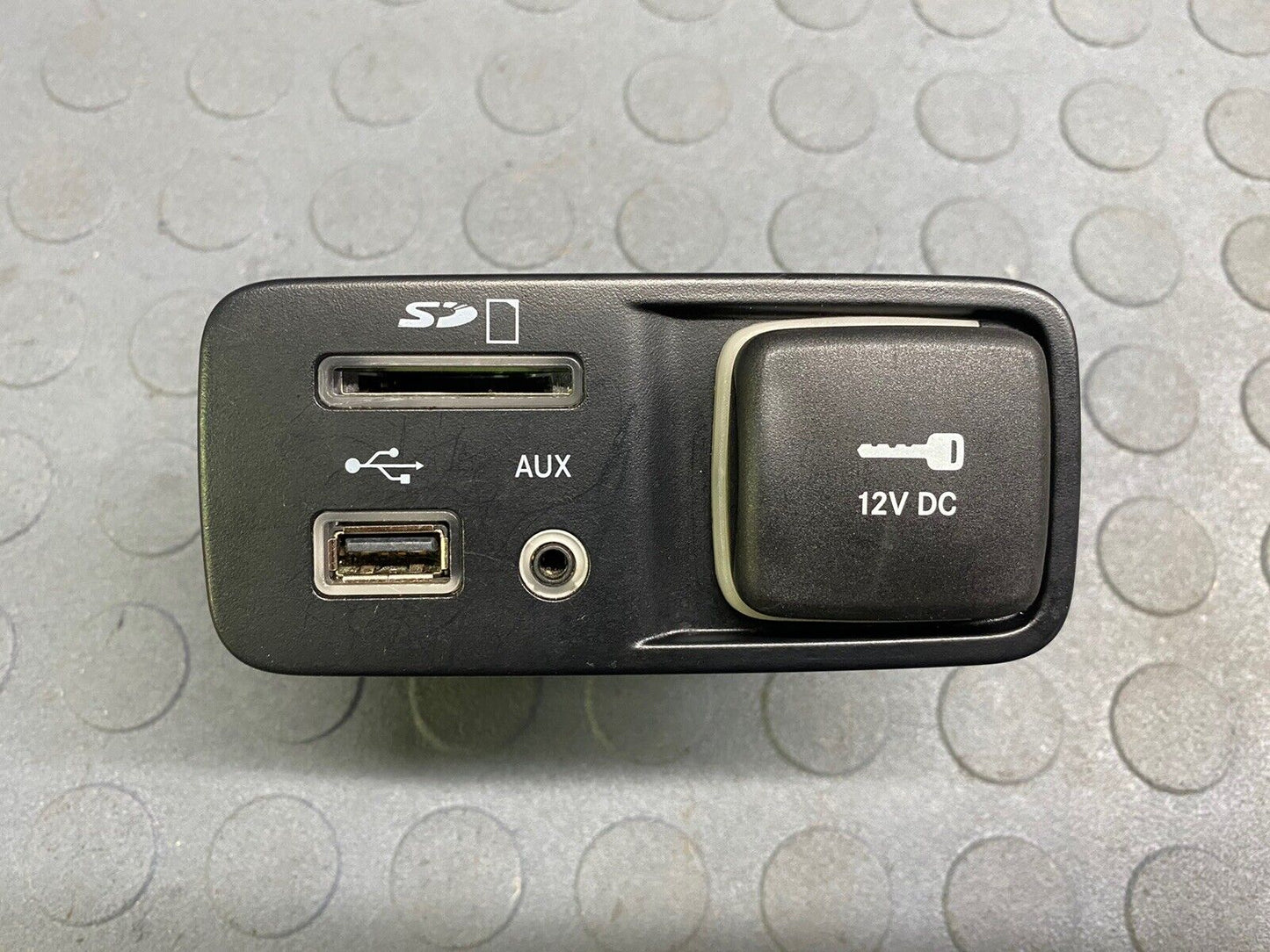 2014-2018 JEEP CHEROKEE CENTER CONSOLE POWER POINT USB AUX SD CARD INPUT JACK