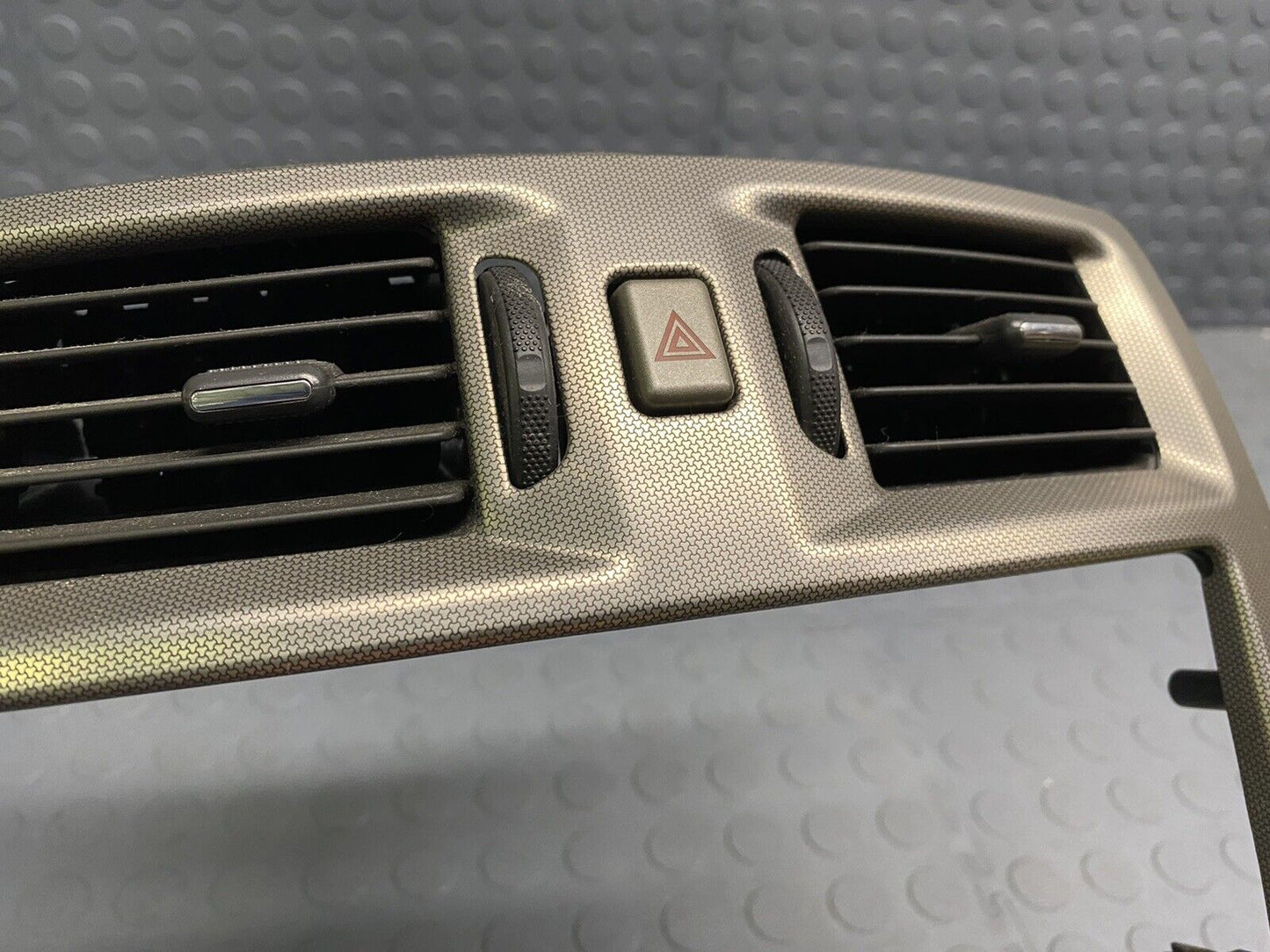 2004 2005 CADILLAC XLR XLR-V RADIO TRIM PANEL DASH BEZEL VENT PLATE VENTS