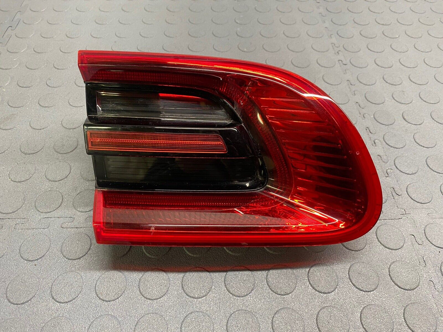 2015-2018 PORSCHE MACAN REAR LEFT DRIVER SIDE INNER TAILLIGHT LAMP TAILGATE MTD