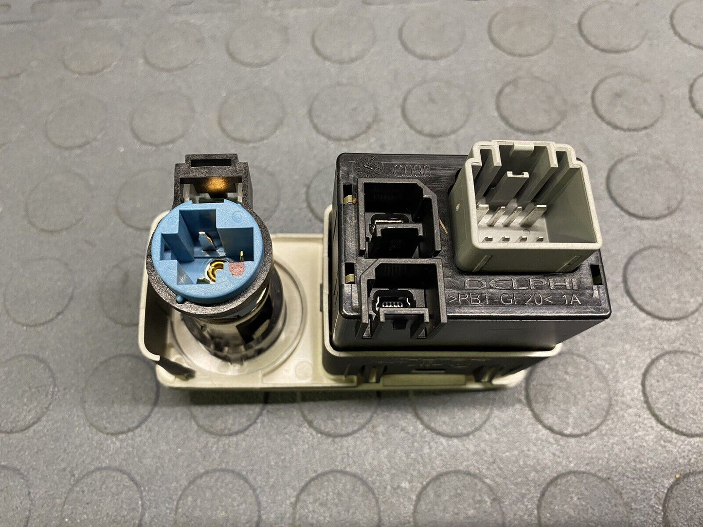 2015-2018 JEEP RENEGADE USB PORT AUX IN POWER OUTLET PLUG SWITCH OEM