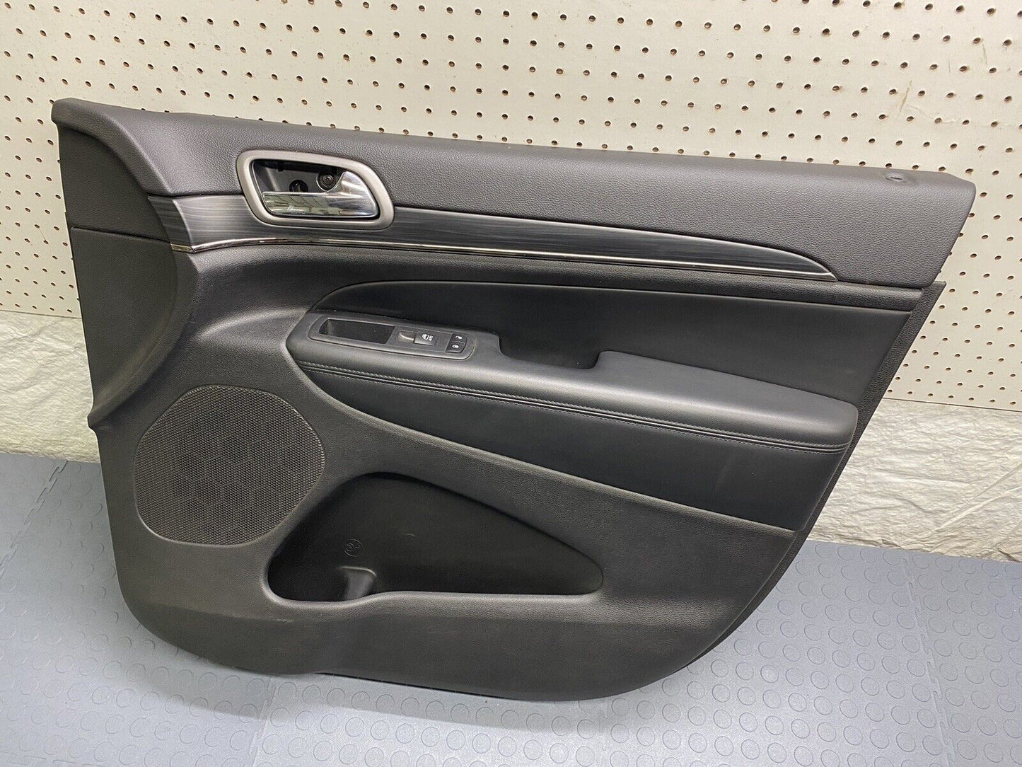 19-22 GRAND CHEROKEE LIMITED X Black RF Front Interior Door Trim Panel Passenger