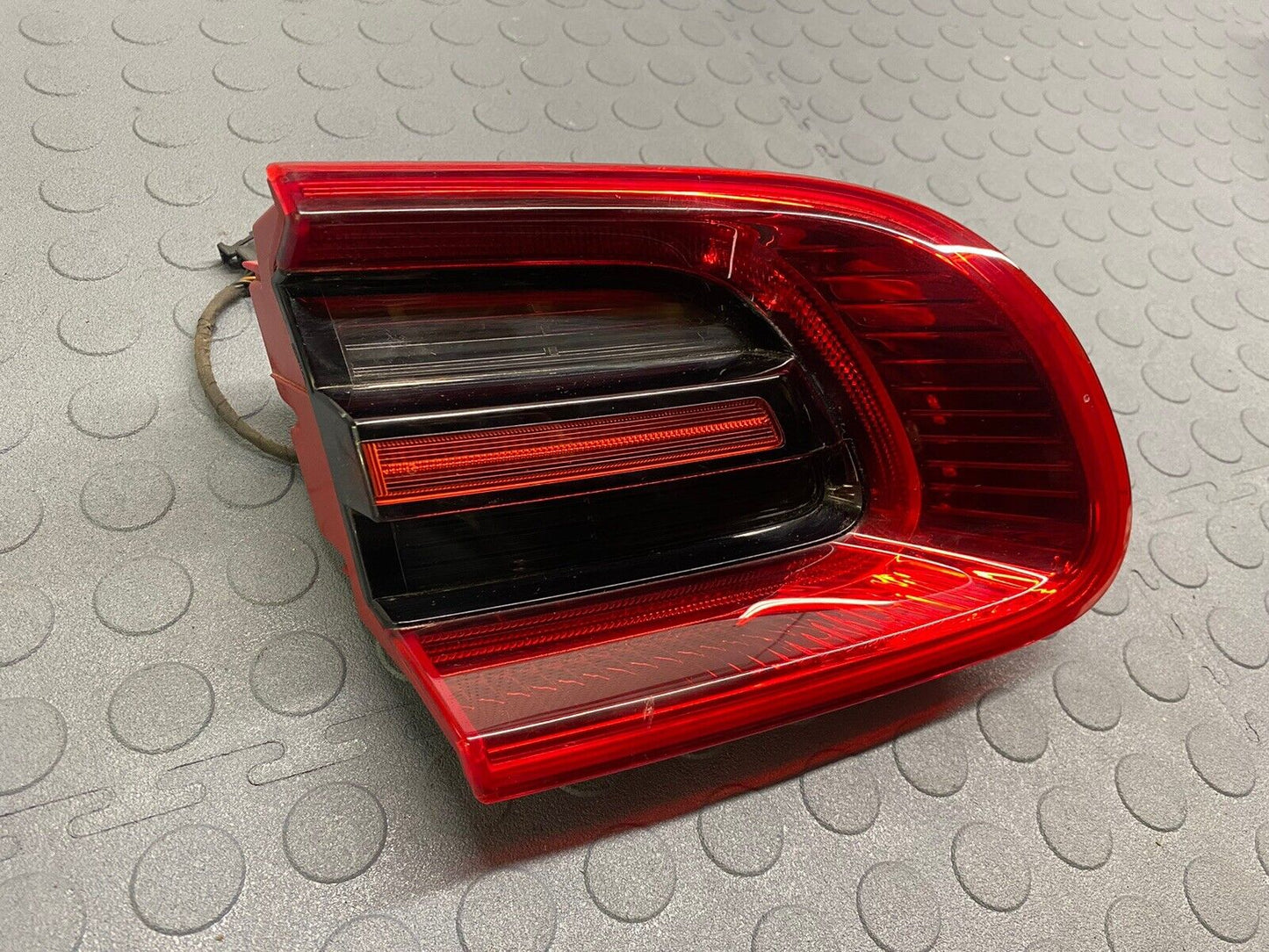 2015-2018 PORSCHE MACAN REAR LEFT DRIVER SIDE INNER TAILLIGHT LAMP TAILGATE MTD