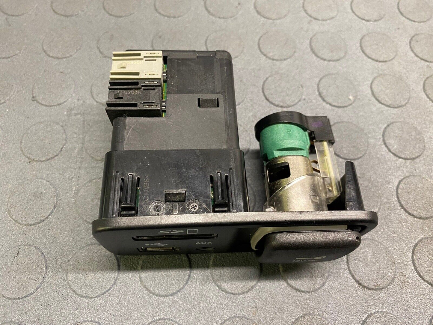 2014-2018 JEEP CHEROKEE CENTER CONSOLE POWER POINT USB AUX SD CARD INPUT JACK