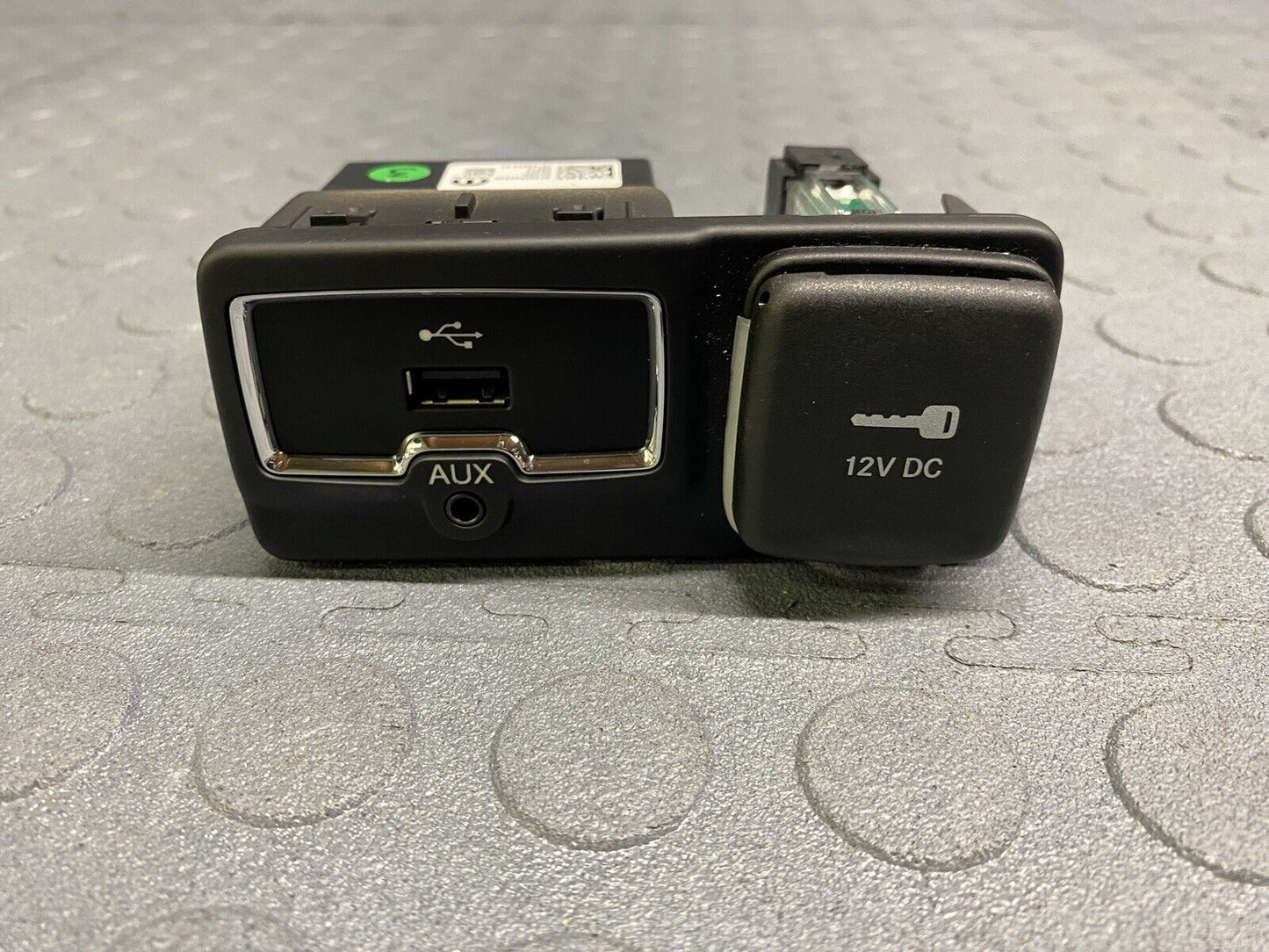 2015-2018 JEEP RENEGADE USB PORT AUX IN POWER OUTLET PLUG SWITCH OEM