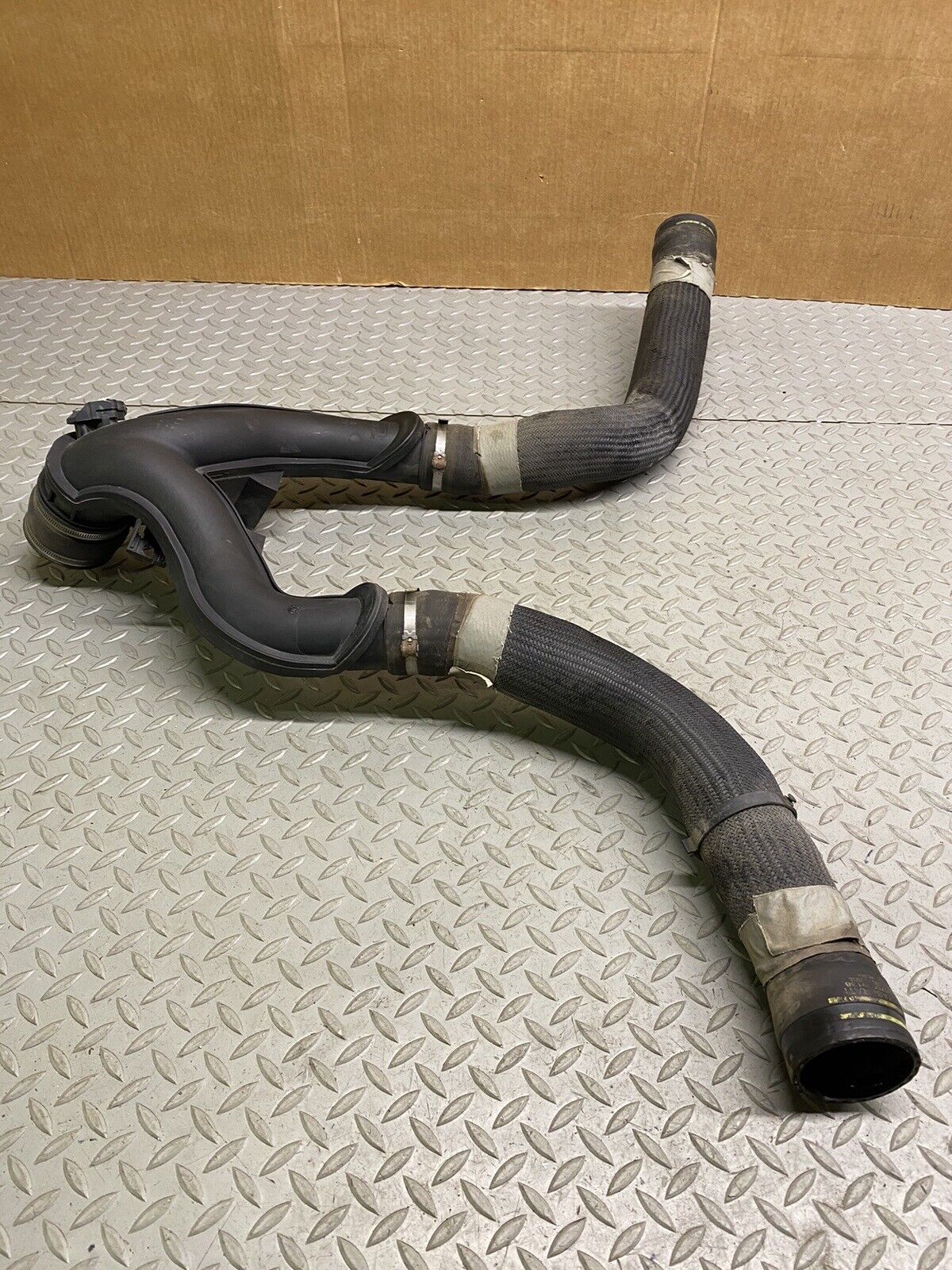 2017-2022 MASERATI LEVANTE 3.0L AIR INLET TUBE DUCT HOSE Y PIPE 670039138 OEM