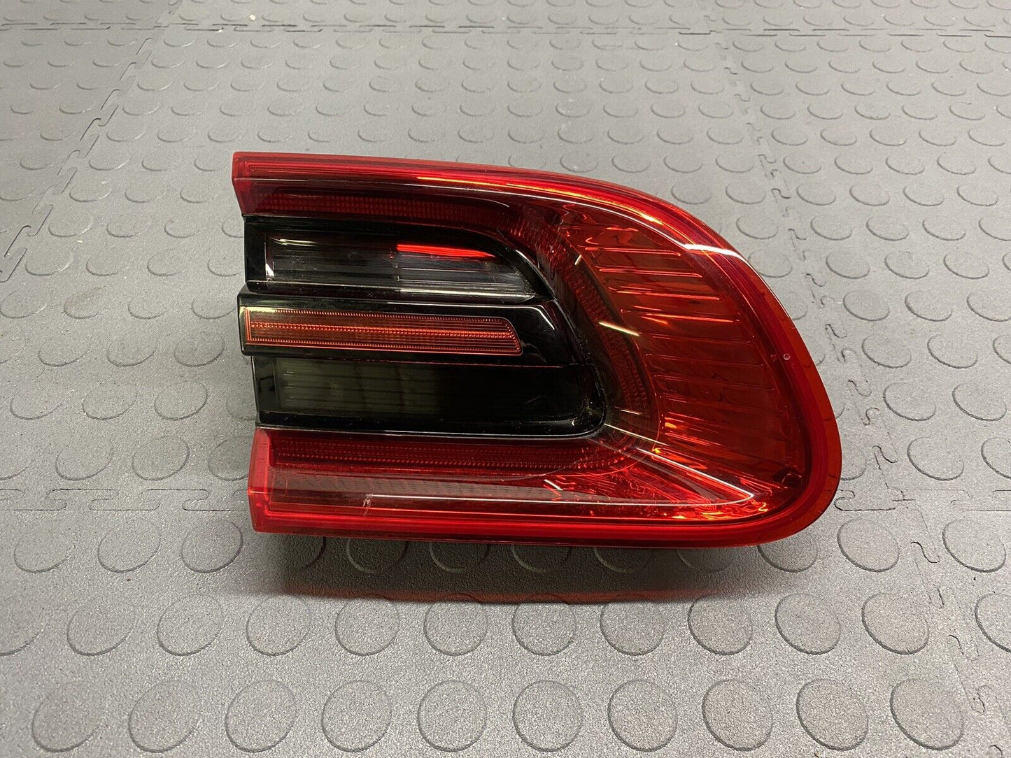 2015-2018 PORSCHE MACAN REAR LEFT DRIVER SIDE INNER TAILLIGHT LAMP TAILGATE MTD