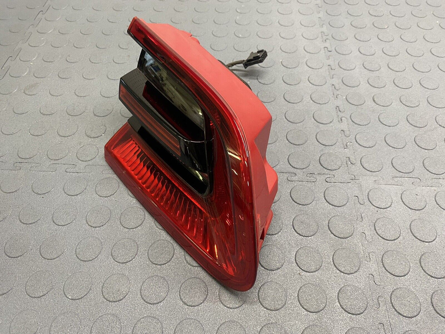 2015-2018 PORSCHE MACAN REAR LEFT DRIVER SIDE INNER TAILLIGHT LAMP TAILGATE MTD