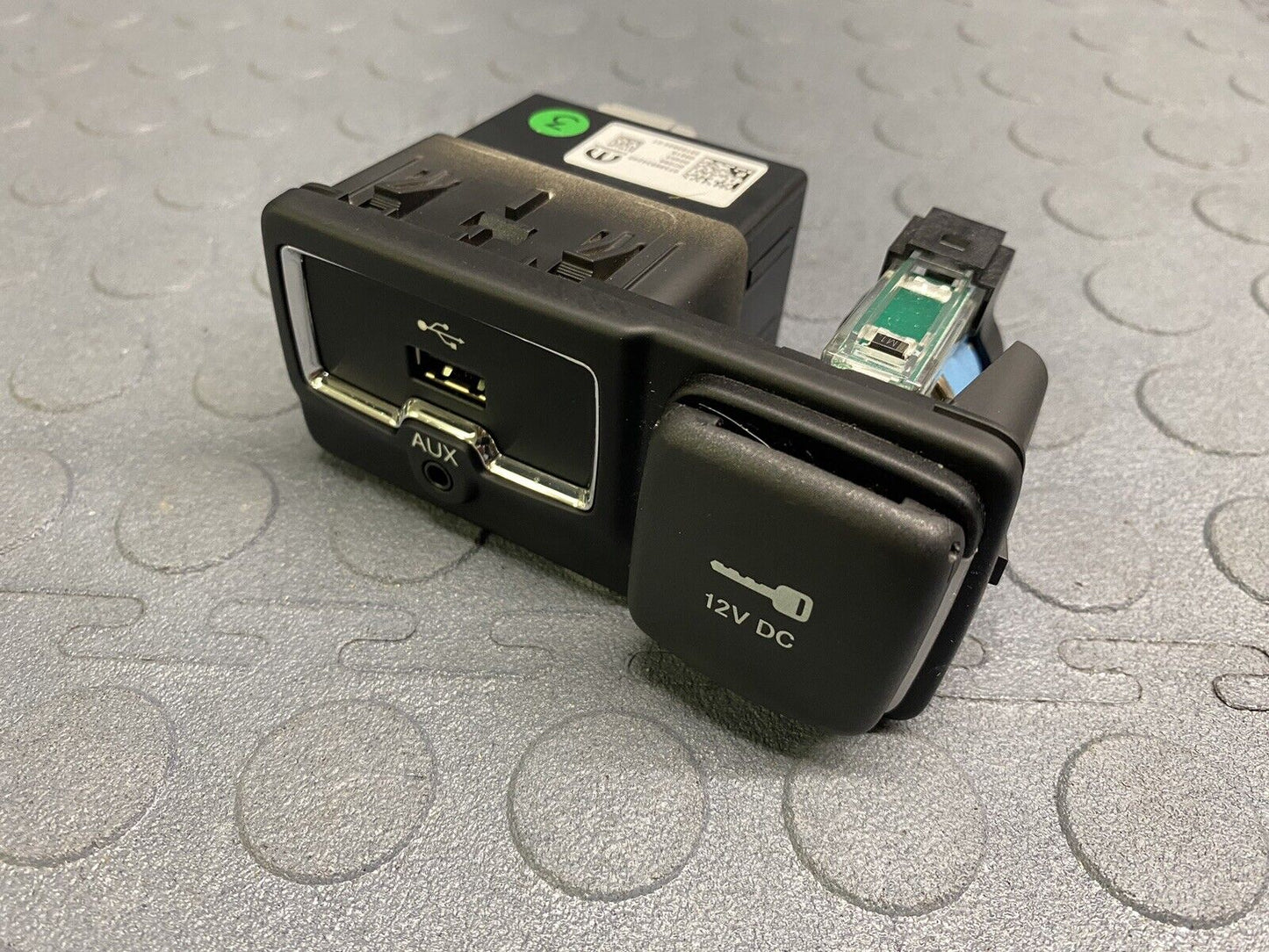 2015-2018 JEEP RENEGADE USB PORT AUX IN POWER OUTLET PLUG SWITCH OEM