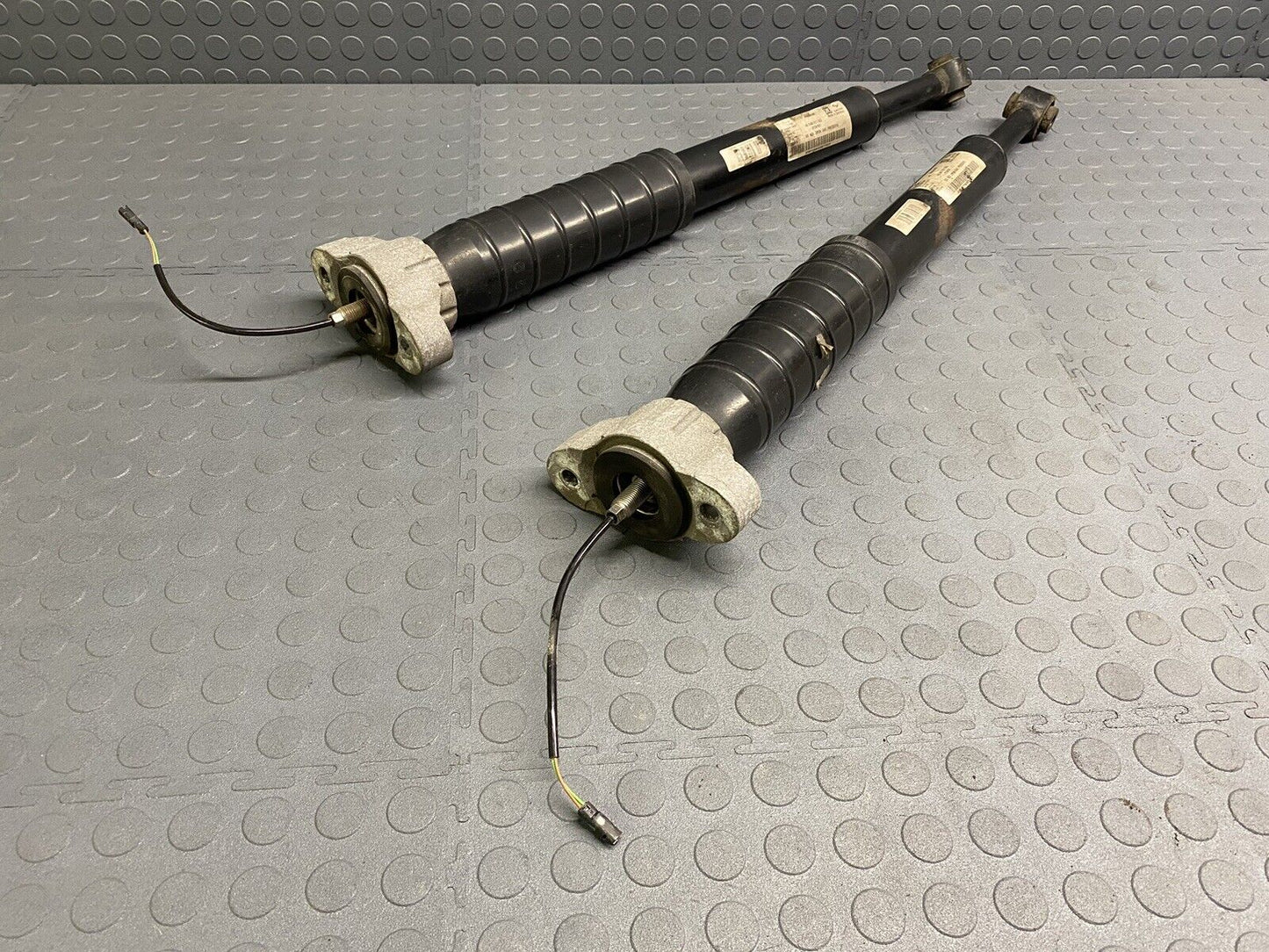 MASERATI LEVANTE REAR LEFT RIGHT SHOCK ABSORBER STRUT OEM 2017-2020 SET