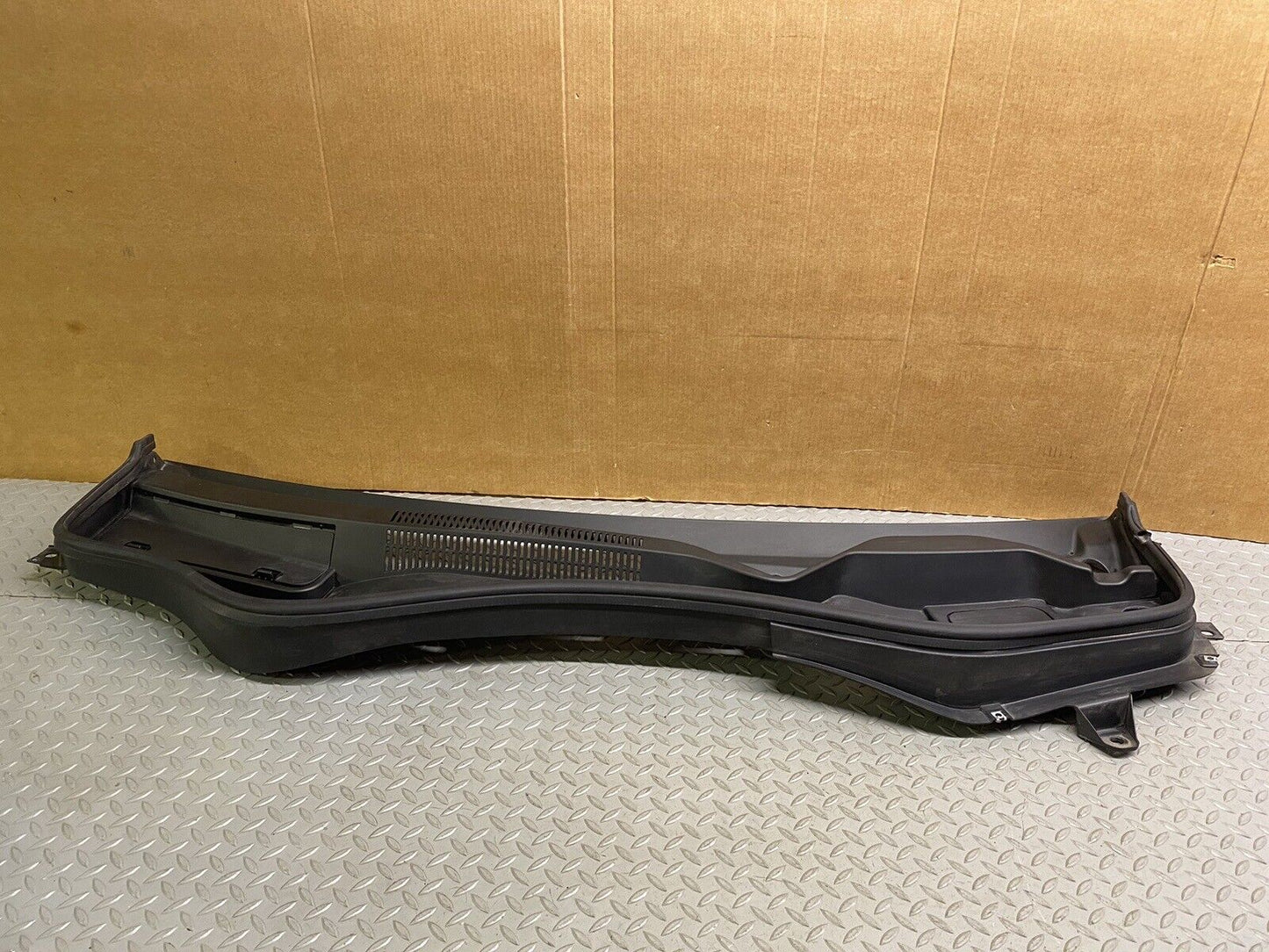 2017-2023 MASERATI LEVANTE FRONT WINDSHIELD COWL VENT TRIM PANEL 670040250 OE