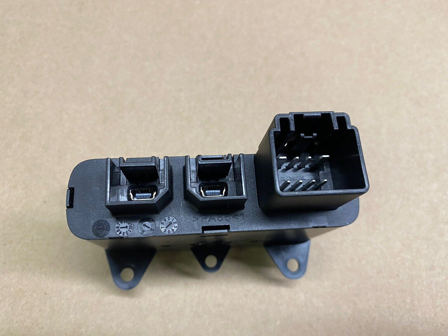 Media Center HUB SD USB Port Aux Jeep Grand Cherokee Dodge Durango 68141322AA