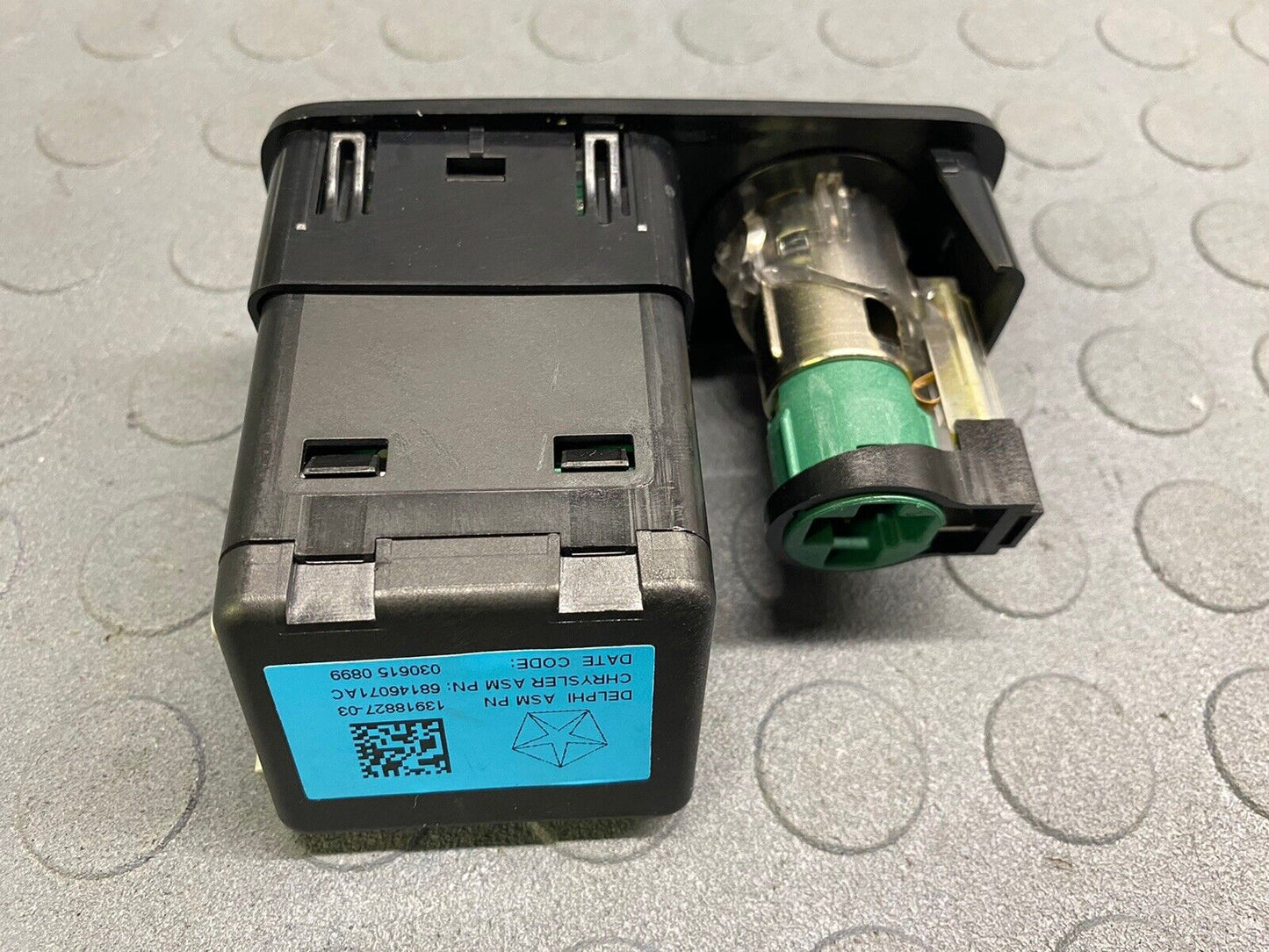 2014-2018 JEEP CHEROKEE CENTER CONSOLE POWER POINT USB AUX SD CARD INPUT JACK