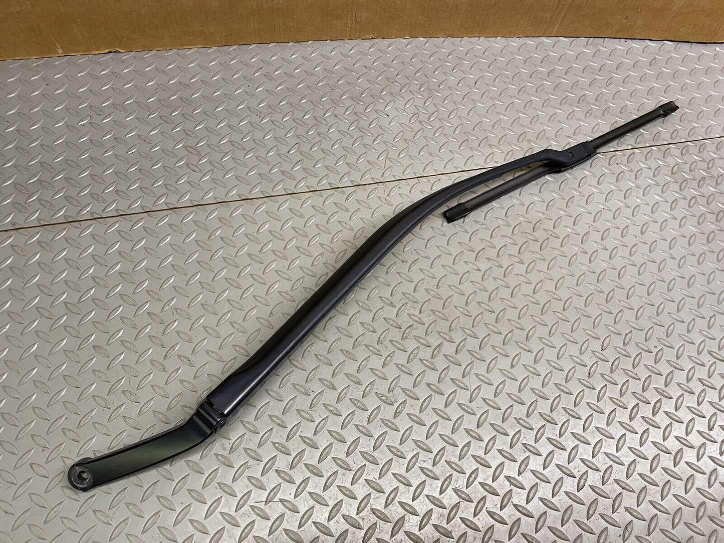 MASERATI LEVANTE WINDSHIELD RIGHT PASSENGER SIDE WIPER ARM OEM 2017 - 2022