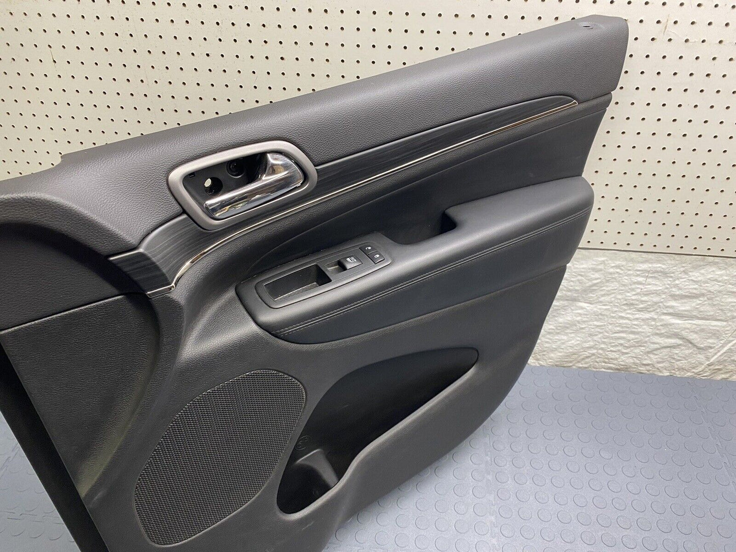 19-22 GRAND CHEROKEE LIMITED X Black RF Front Interior Door Trim Panel Passenger