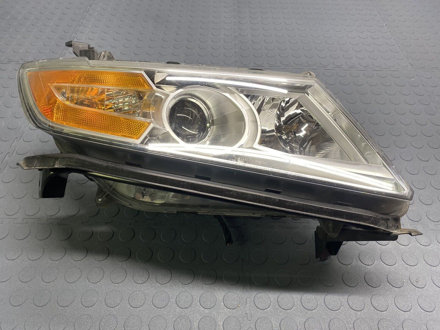 2011 - 2013 Honda Odyssey Right Passenger Headlight Xenon HID NICE! ALL TABS!