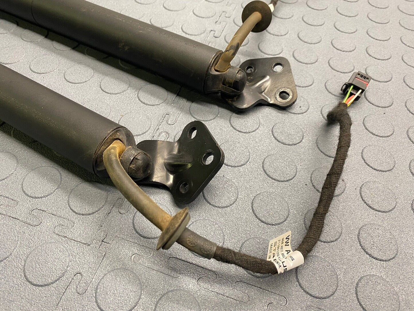 2015-2022 PORSCHE MACAN LH RH REAR TAILGATE STRUT LIFT MOTOR SET 2 PC 95B827851E