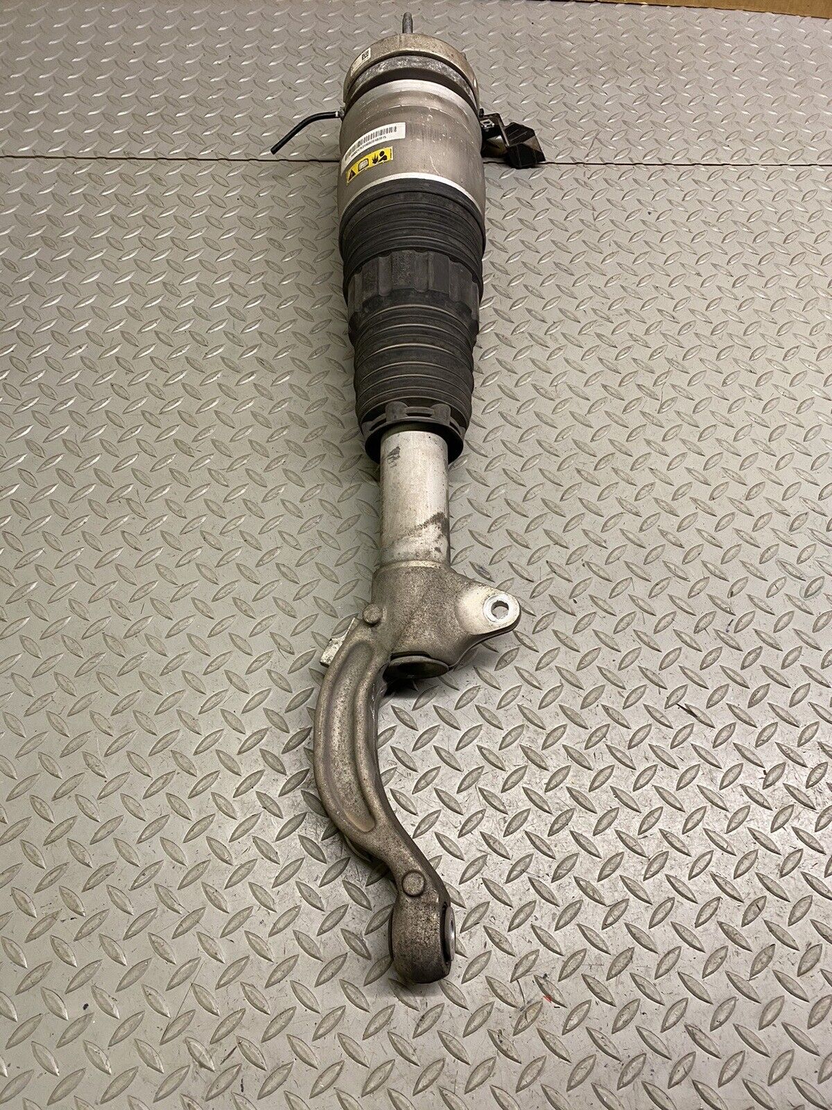 MASERATI LEVANTE FRONT LEFT SIDE AIR SHOCK STRUT ABSORBER OEM COMPLETE