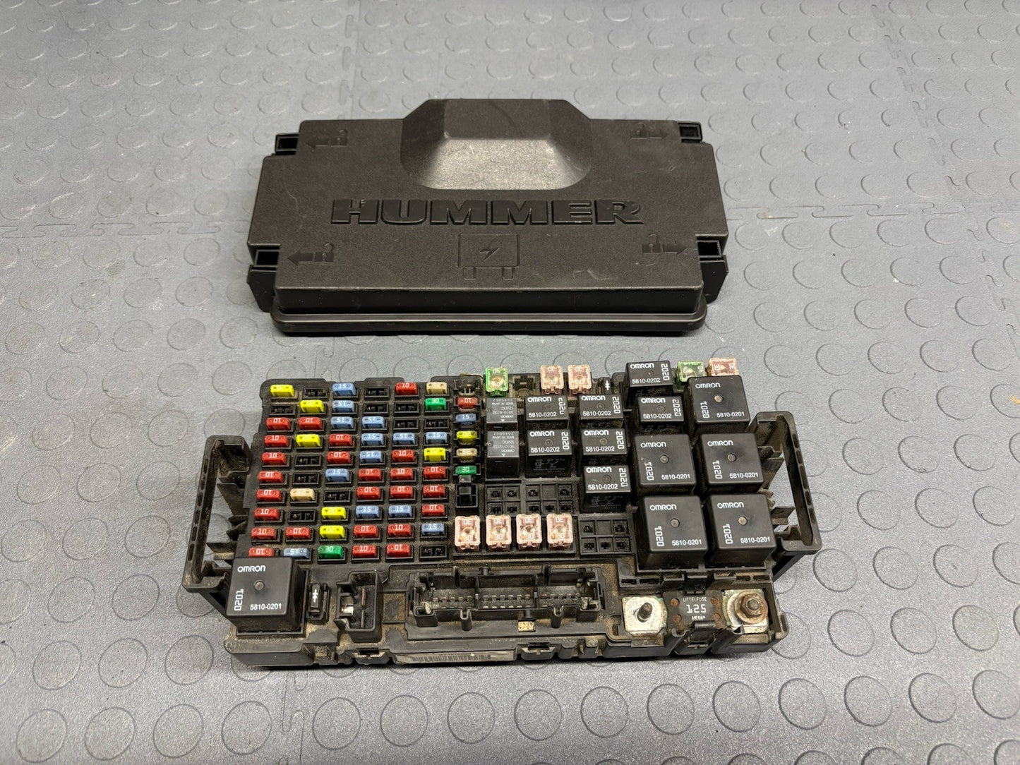 06 07 HUMMER H3 FRONT ENGINE COMPT FUSE RELAY JUNCTION BOX BLOCK OEM 15791564