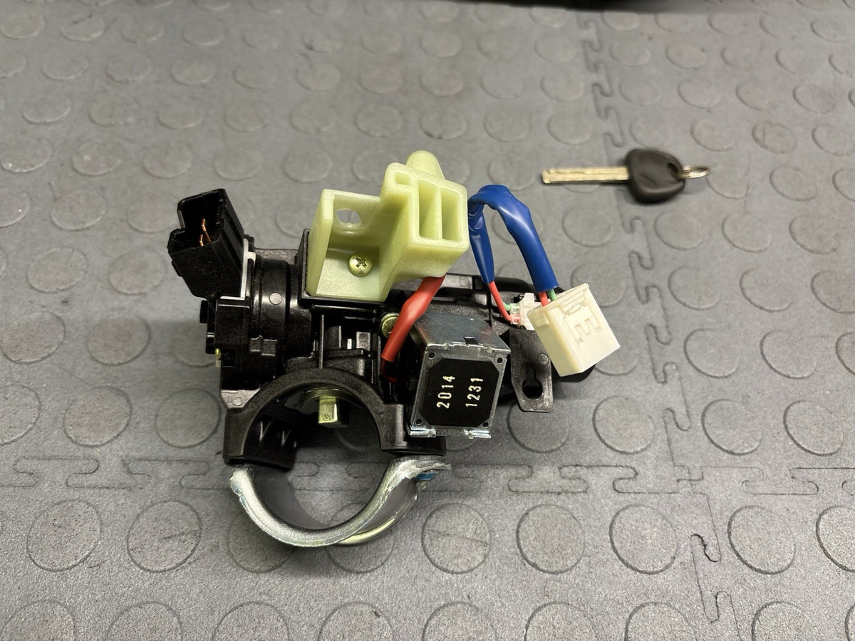 2015-2017 Kia Sedona Ignition Switch Door Lock W/ Key & Column Shroud Cover