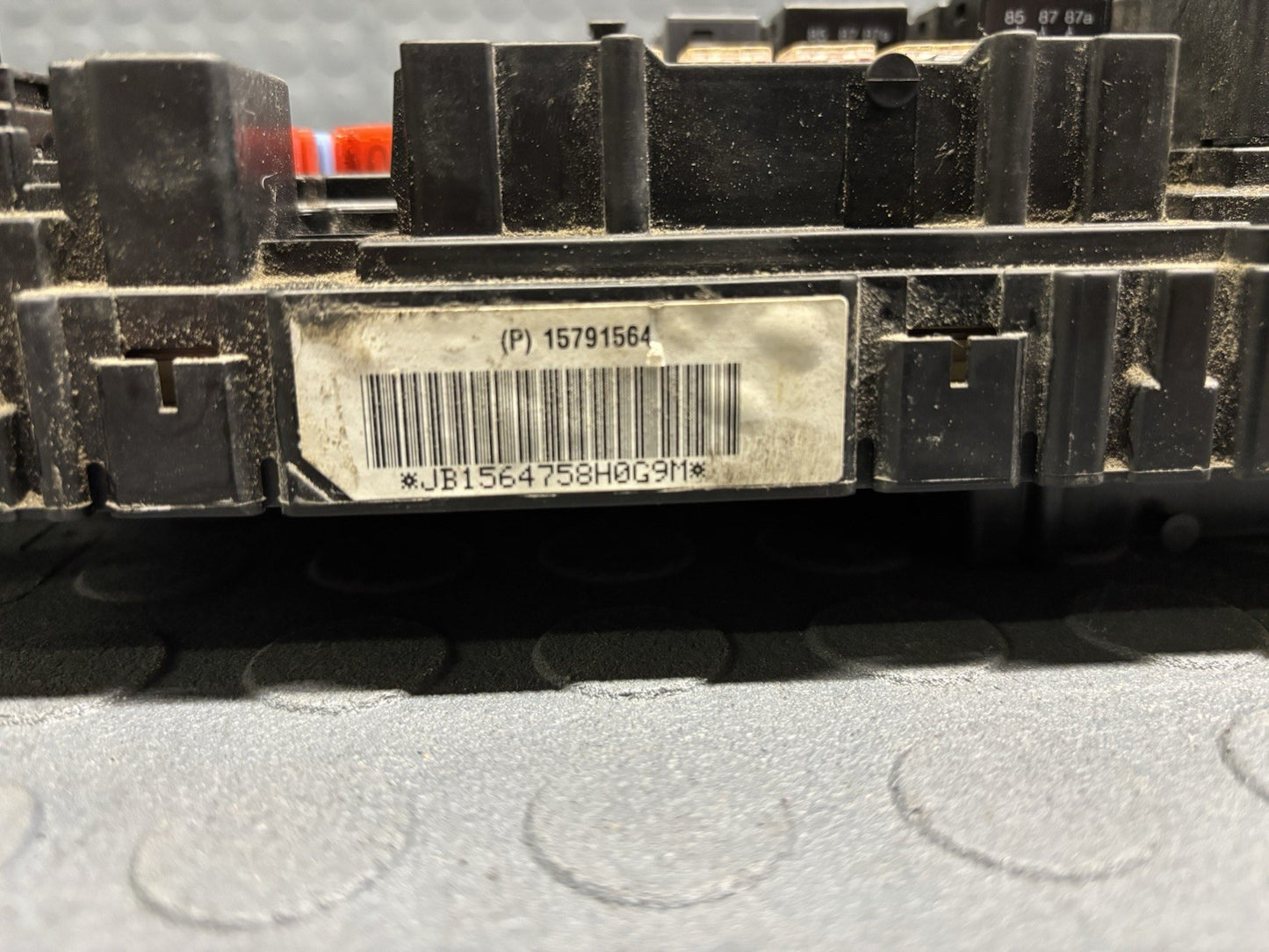 06 07 HUMMER H3 FRONT ENGINE COMPT FUSE RELAY JUNCTION BOX BLOCK OEM 15791564