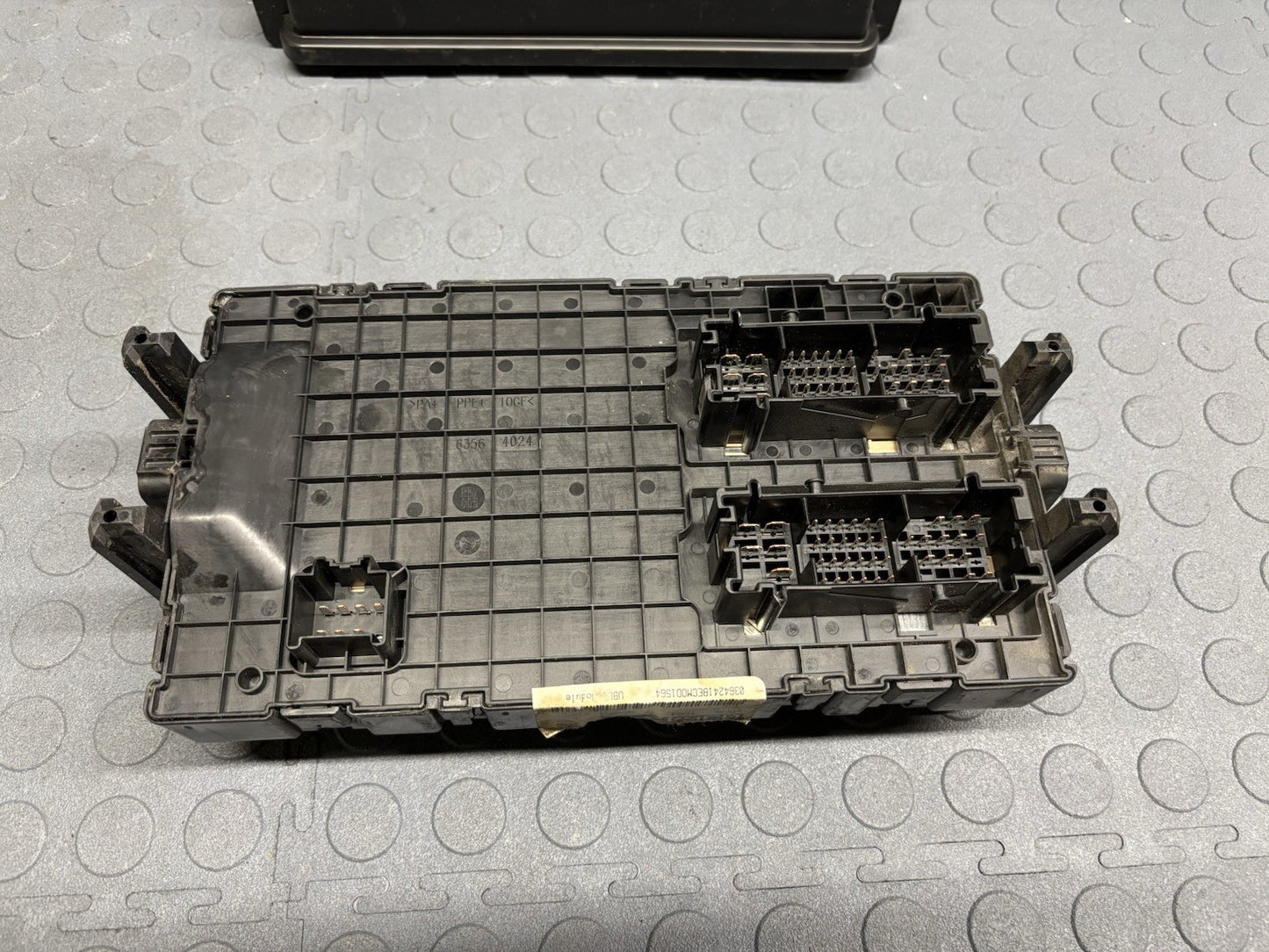 06 07 HUMMER H3 FRONT ENGINE COMPT FUSE RELAY JUNCTION BOX BLOCK OEM 15791564