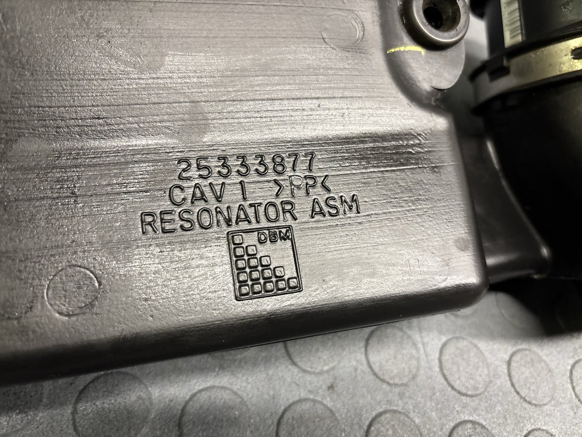 2004-2009 CADILLAC XLR OEM AIR INTAKE CENTER DUCT RESONATOR MAF SENSOR 25333877