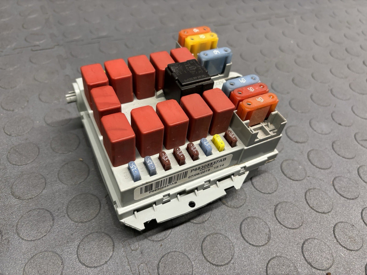 17-24 DODGE RAM PROMASTER 1500 2500 UNDERHOOD FUSE RELAY JUNCTION BOX 68305537AB