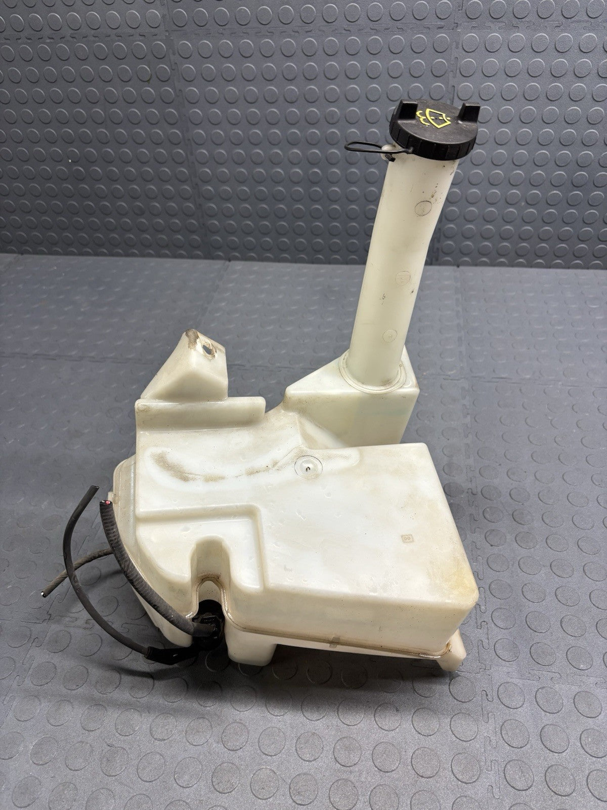 02-2005 FORD THUNDERBIRD TBIRD WINDSHIELD WASHER FLUID TANK RESERVOIR WITH PUMP
