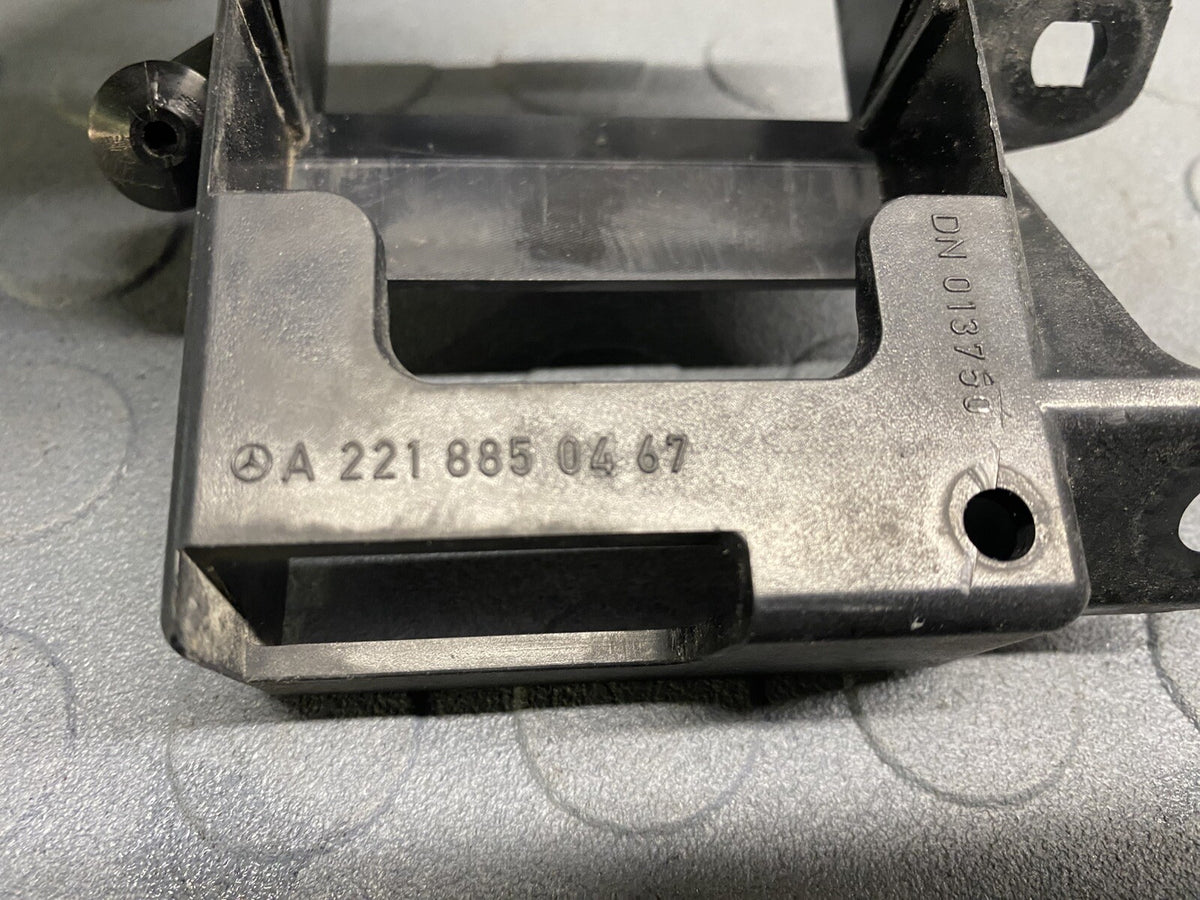 MERCEDES BENZ OEM W221 FRONT BUMPER SENSOR BRACKET 2218850467