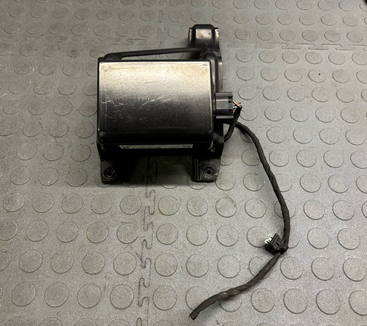 2010-2013 Mercedes W212 E350 E63 Adaptive Cruise Control Radar Sensor w Bracket