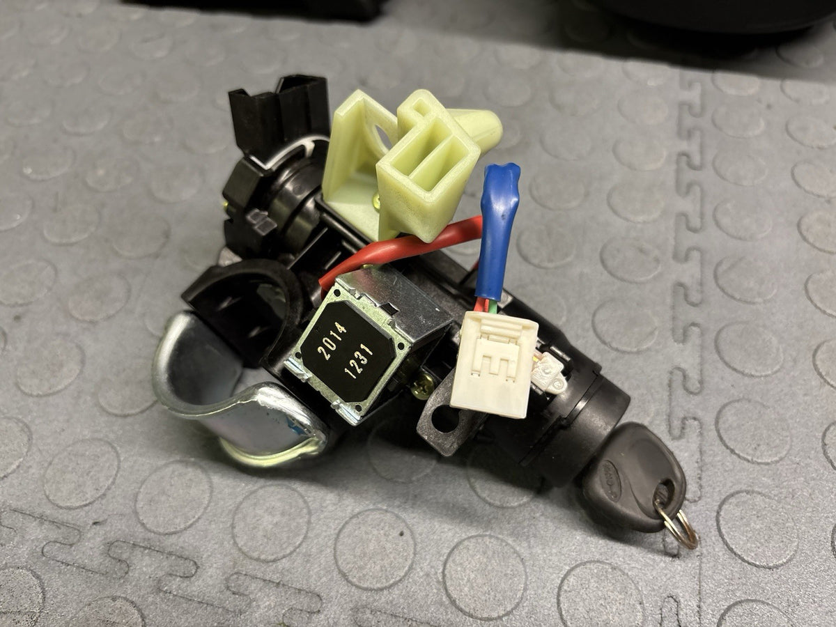 2015-2017 Kia Sedona Ignition Switch Door Lock W/ Key & Column Shroud Cover